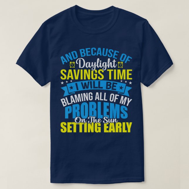 Och på grund av Daylight Savings-tiden, roligt Day T Shirt (Design framsida)
