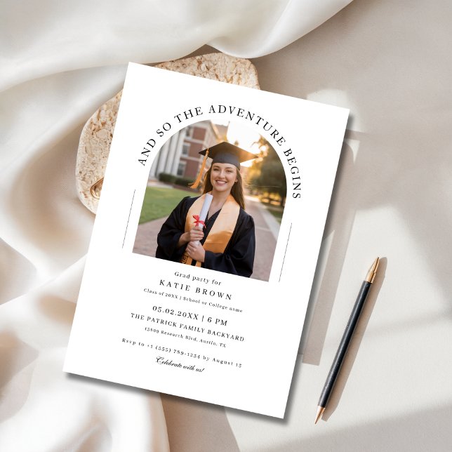 Och så börjar Äventyr Grad Party Arch Photo Inbjudningar (Skapare uppladdad)