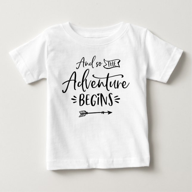Och så börjar Äventyr Hand Lettered T Shirt (Framsida)