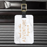 Och så börjar Äventyr marble Bagagebricka<br><div class="desc">Faux vit och grått marble-bakgrund. Vi har typografiskt designat textfrasen "Och så att äventyr börjar" i faux guld. Den omvända sidan har vår ananas hand plockade faux guld med namn och kontaktinformation mot en faux marble-bakgrund.</div>