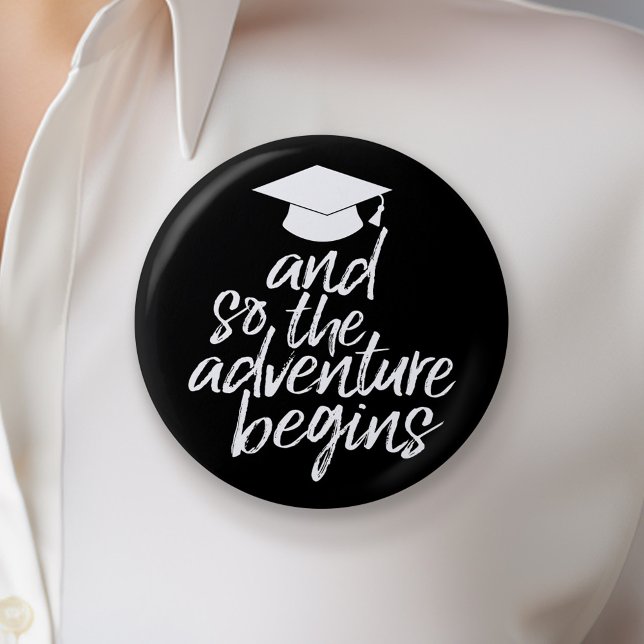 Och så börjar Äventyr - Studenten Knapp (Graduation Button)