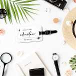 Och så börjar Äventyr svart och vitt Bagagebricka<br><div class="desc">Fira början av resan tillsammans med vår "Och så Äventyr börjar" Black and White Luggage-tagg. Dessa minimalistiska bagagetaggar är perfekt som bröllop eller möhippa,  särskilt om du använder ett smekmånadstema. De har handskriftsskript för elegant och ett modernt estetiskt skript och tillför möhippan en aning respiterad charm.</div>
