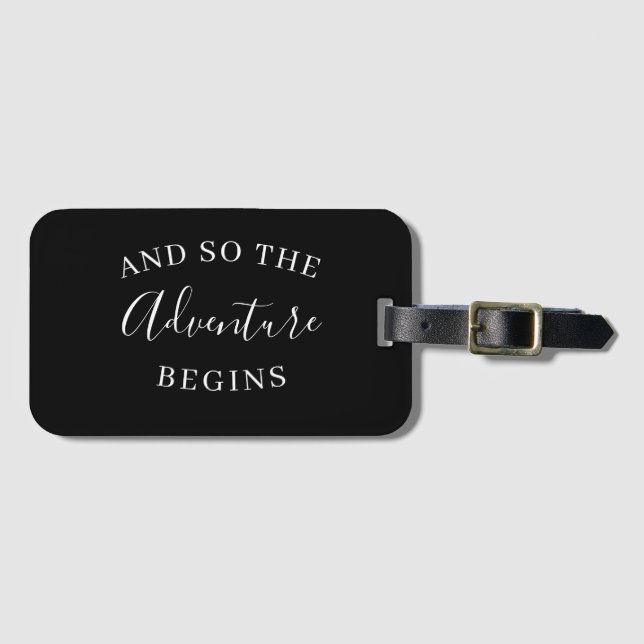 OCH SÅ BÖRJAR ÄVENTYR VÄLJA FÖR BAGAGEBRICKA (Framsida horisontal)