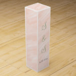 och Sage Grönt Watercolor Monogram Presentask För Vinflaska<br><div class="desc">Mjuka  vattenfärger tvättar bröllopsförmåner. Anpassa Bride and Grooms First Namn Monogrammed Initialer i sage grönt script. Bröllop Date är skrivet i mörk grått. Ursprunglig design av TamiraZDesign.</div>