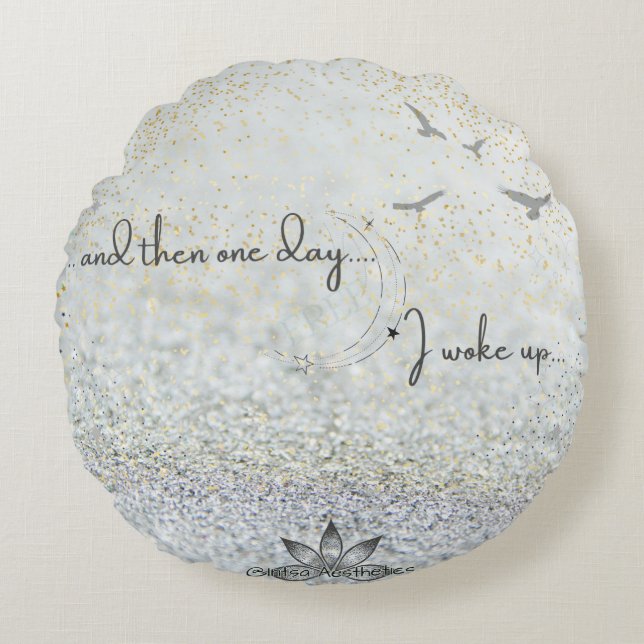 ..och sedan en dag Round Pillow Rund Kudde (Framsidan)