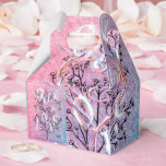Ode till Kärlek favoritruta Designad av Adiela Ako Presentaskar<br><div class="desc">Ode to Kärlek Favor Box - är en vackert designad symbol för kärlek samtidigt som den skapar en storartad öga-fångstande mode påstående. Utformningen härrör från den första utgåvan av The Quilled Bläck Review literary journal, "Ode to Kärlek", som är fylld med poesi och kort i alla huon i kärlek. Omslaget...</div>