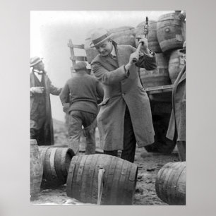 Ödeläggande av öltunnor, 1924. Vintagefoto Poster