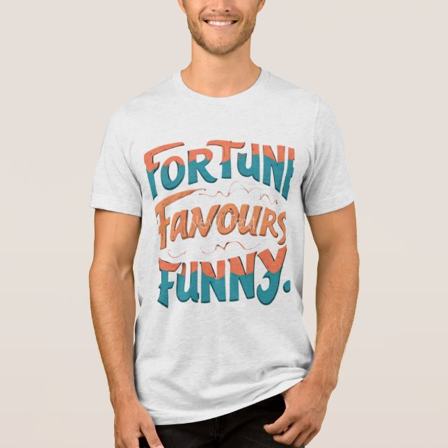 Ödet Gillar Roligt T Shirt (Framsida)