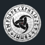 Odhroerir Rune Shield Darttavla<br><div class="desc">Trippelhornen nämns i mytiska historier och säljs i Norse för att smaka ritualer. De här historierna handlar om Odins jakt på Odhroerir, Heliga Mead har brustit från guden Kvasis blod. Dessa talanger varierar, men oftast är det Odin-användor med och magi för att få bryggan under tre dagar - tre drickhorn...</div>