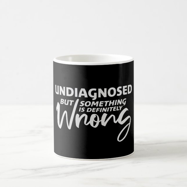 Odiagnostiserad Men Något Är Definitivt Fel Skämt Kaffemugg (Center)