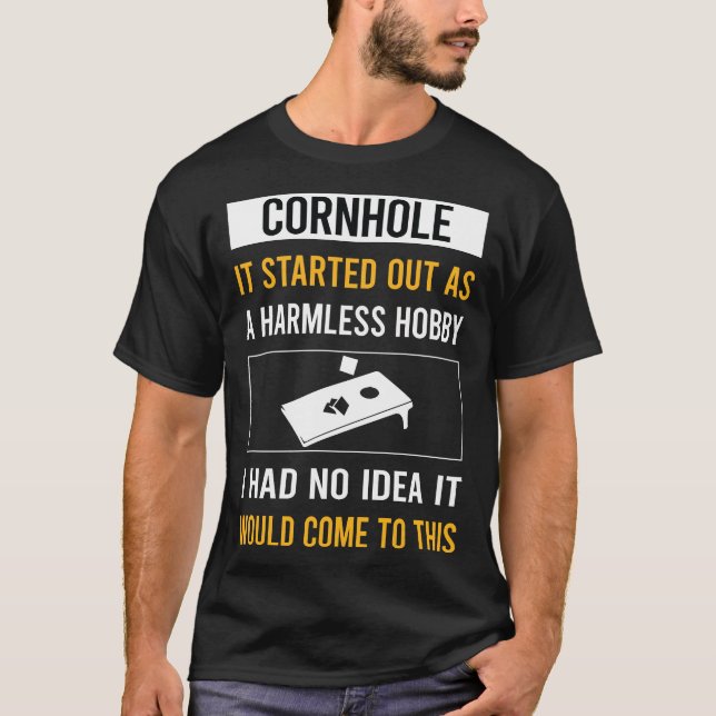 Ofarlig Hobby Cornhole T Shirt (Framsida)