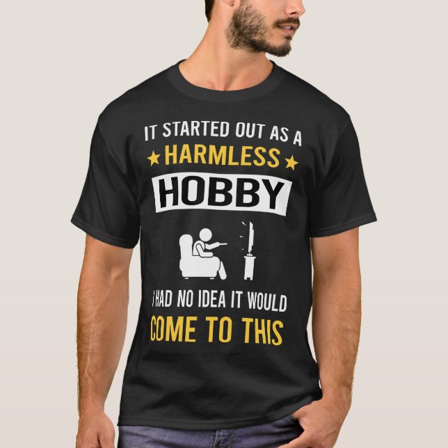 Ofarlig Hobby Tittar på TV T Shirt (Framsida)