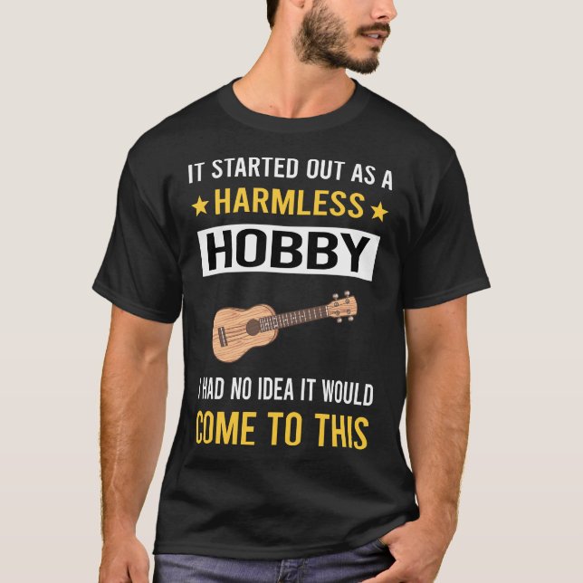 Ofarlig Hobby Ukulele T Shirt (Framsida)