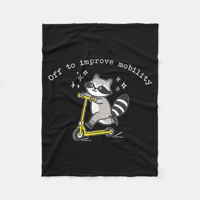 Off To Improve Mobility Funny Raccoon Pt Physical  Fleecefilt (Framsidan)