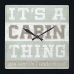 Offert | Det är en Cabin Sak Fyrkantig Klocka<br><div class="desc">Offert | Det är en Cabin Sak. Konstnär: June Erica Vess. Bild-ID: 106115D.</div>