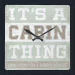 Offert | Det är en Cabin Sak Fyrkantig Klocka<br><div class="desc">Offert | Det är en Cabin Sak. Konstnär: June Erica Vess. Bild-ID: 106115D.</div>