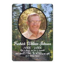 Offert Foto Träd-skogsminnesmärke i Gräs