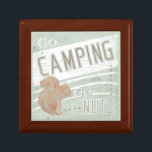 Offert | Gå till kampanj eller Gå till Nöt Smyckeskrin<br><div class="desc">Offert | Gå till Camping eller Go Nöt. Konstnär: June Erica Vess. Bild-ID: 106116D.</div>