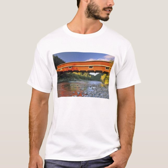 Office Covered Bridge längst i Oregon på 2 Tee Shirt (Framsida)