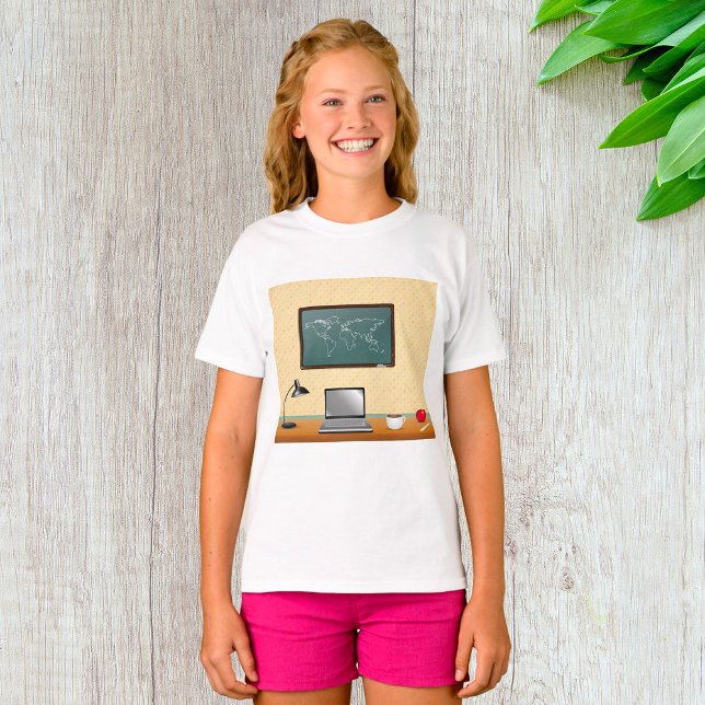 Office-skrivbordet med bärbar dator och kaffe t shirt (Skapare uppladdad)