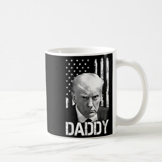 Official 2025 Trump Daddy _2  Kaffemugg (Höger)
