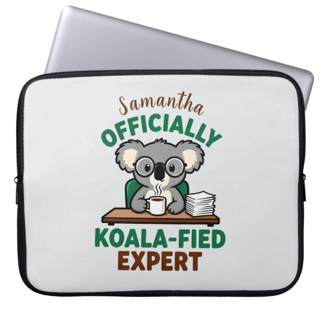Officially Koala-fied Expert Funny Coffee Pun Laptop Fodral (Framsidan)