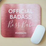 Officiell Badass Chef Babe Metallic Ro Guld Namn<br><div class="desc">Den här moderna designen har en lyx, borstad, metallisk bakgrund i ro guld med texten "Officiell Badass Chef Babe" i modern typografisk personlig med ditt namn nedan. Anpassa genom att redigera texten i textrutan ger #mousads #elektronik #dator #datortillbehör #gåvor #gåvor #personalizedgifts #officesupplies #schoolSupplies #personlig #home #gifts #bossbabe #flickchef #chef #anpassningsbar...</div>
