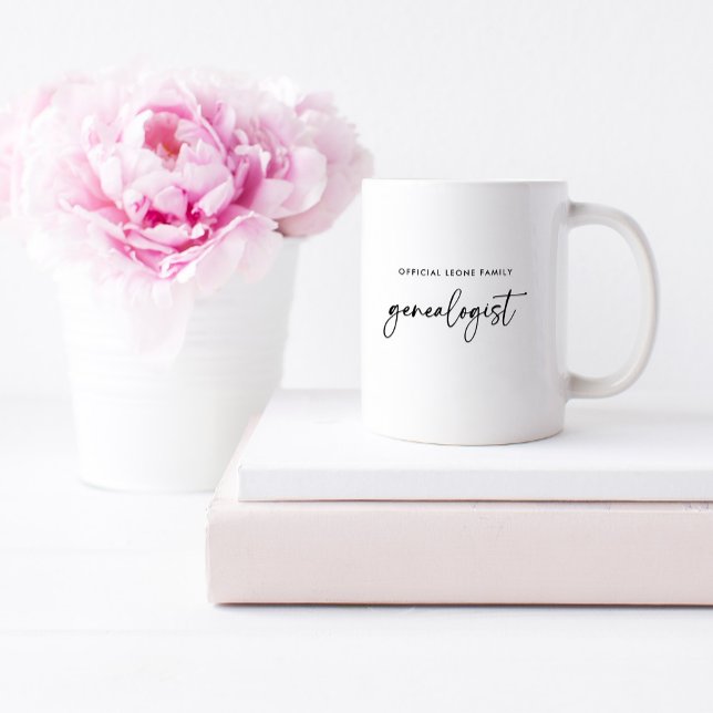Officiell Family Genealogist i skript | SNYGGT Kaffemugg (A simple and modern mug for the genealogist in your family)