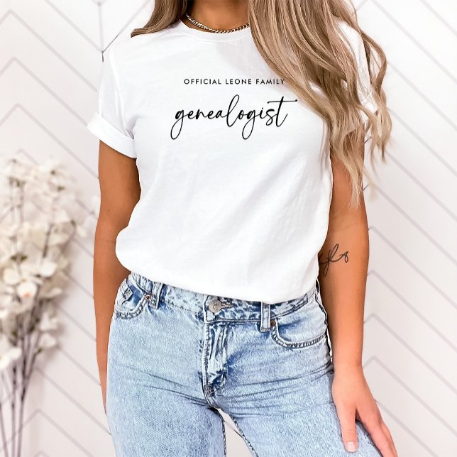 Officiell Family Genealogist i skript | SNYGGT T Shirt (A modern, trendy shirt for your family's genealogist)