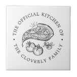 Officiell Kitchen | Pizza Theckes Service Kakelplatta<br><div class="desc">En lustig men stilig keramik anpassningsbar som är skräddarsydd för ditt familjekök.  Använda anpassningsfunktionerna för att styra storlek text,  teckensnitt och andra alternativ.  Ha roligt som kreativ och skapar det själv.</div>