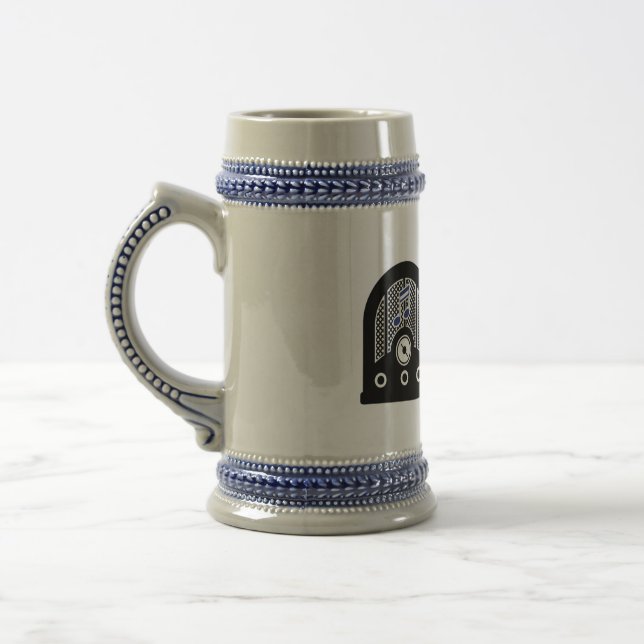 Officiellens gamla vänner Radio Beer Stein Sejdel (Vänster)