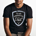 Officiellt befordrad till Pappa Blue Shield Badge T Shirt<br><div class="desc">En roligt och minnesvärd gåva till ny pappa (Pappa). Gör det till officiell och befordra make till pappa med vår t-shirt "Officiellt befordrad till Pappa". Utformningen har en typografisk snyggt- och roligt-textparsning av skript och handskriftsformat i en modern officiell blå badge-sköld. Anpassa med år som fastställts/befordrats.</div>