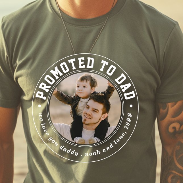 Officiellt befordrad till Pappa Classic Badge Phot T Shirt (Skapare uppladdad)