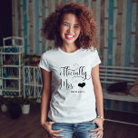 Officiellt Mrs. | Ny Personlig med hjärta Tröja<br><div class="desc">Det här trendiget är en snyggt-skjorta som är snabb,  en elegant svart typografi som säger "officiellt fru" plus ditt nya efternamn! Det finns också en chic som matchar hjärtat.</div>