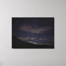 Ofiltrerat himlar nattetid med stjärnor och moln