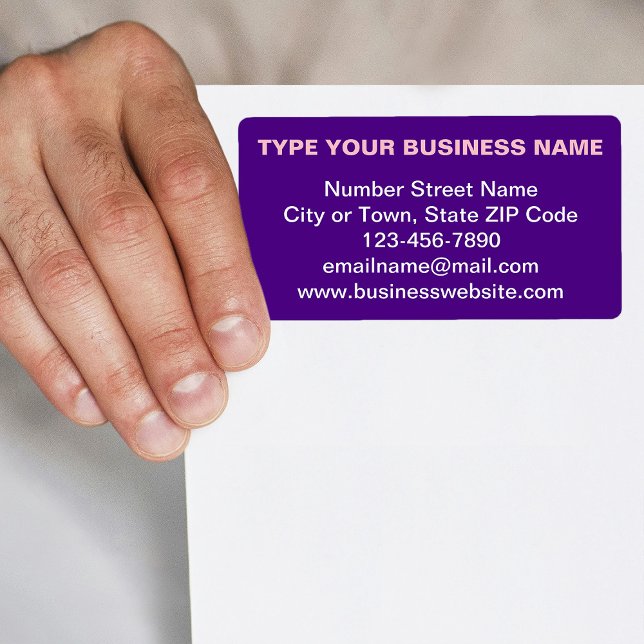 Oformaterad text affärsvarumärke på lila fraktmate fraktsedel (Purple shipping label with your business brand in plain text)