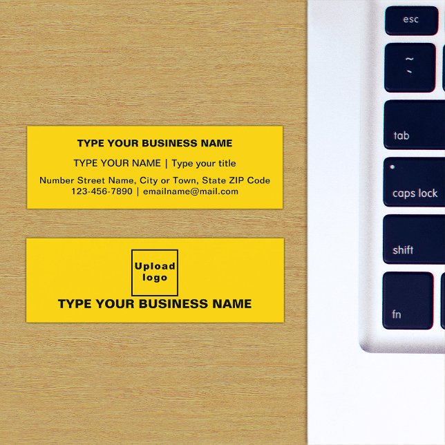 Oformaterad text på framsidan av Gulten Mini Visitkort (The front and back of the yellow mini business card)