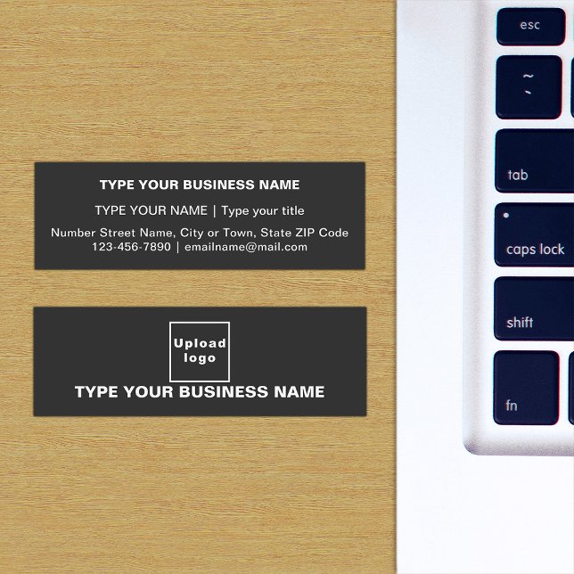 Oformaterad textredigering på framsidan av svart mini visitkort (The front and back of the black mini business card)