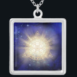 *~* Öga Golden Totem - Helig Geometry Light Rays Silverpläterat Halsband<br><div class="desc">Square JEWELRY WITH INTENTION (R) - Energetiskt Enhanced Jewelry. Helig Geometristriangel Mandala och tredje Öga plus ljus- och energistrålar. Som professionell som avstånd andlig energiåterförsäljare sedan 2001 har jag lärt mig, utvecklat och utnyttjat kraften i energisparandet. All min JEWELRY WITH INTENTION (R) bär på läkenergin från positiva manifestationer. JEWELRY är...</div>