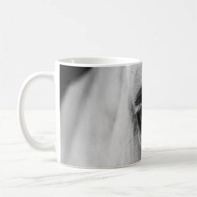ÖGA I VITHORSE KAFFEMUGG (Vänster)