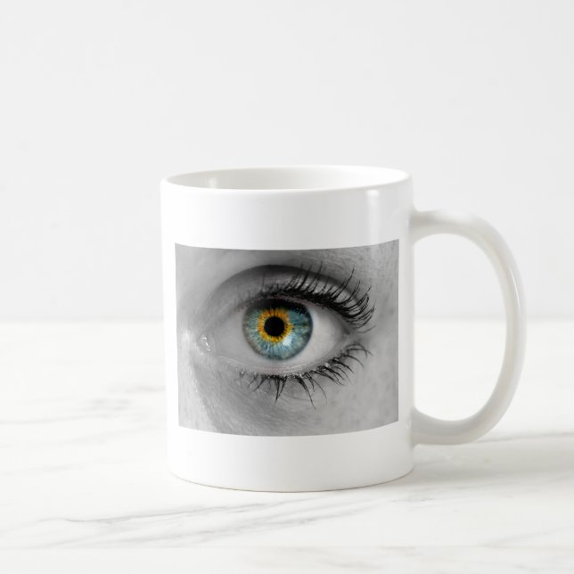 Öga ser ut att visa konceptmakro kaffemugg (Höger)