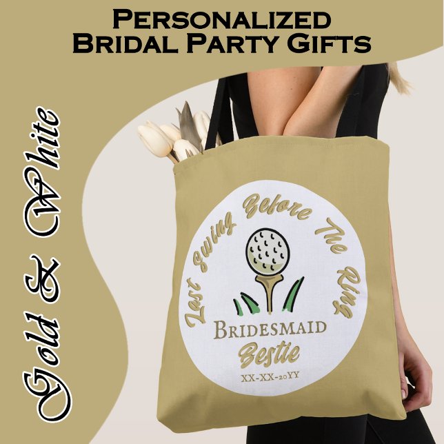 Ogift kvinnas golf Personlig brudtärna Guld Tygkasse (Super fun personalized bridal party tote bags for wedding weekend golf or a golfing bach party.)