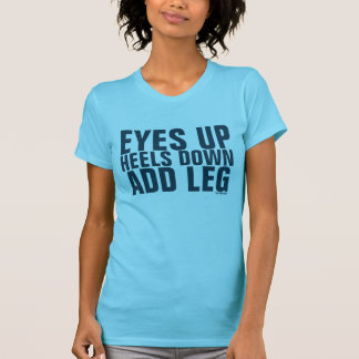 Ögon upp. Häl besegrar. Tillfoga lägger benen på T-shirt