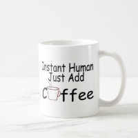 Ögonblickmänniskan tillfogar precis kaffe