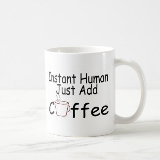 Ögonblickmänniskan tillfogar precis kaffe kaffemugg