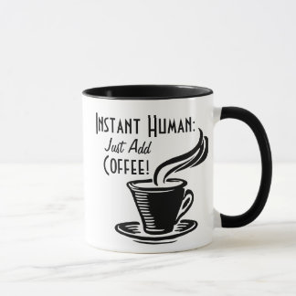 Ögonblickmänniskan tillfogar precis kaffe mugg