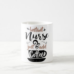 Ögonblicksjuksköterskan tillfogar precis kaffe kaffemugg