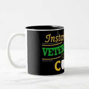 Ögonblickveterinär -- Tillfoga precis kaffe Två-Tonad Mugg