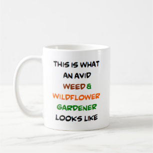 ogräs och trädgårdsmästare i vilda blommor, levand kaffemugg