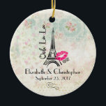 Oh La Paris Eiffel Torn Bröllop Julgransprydnad Keramik<br><div class="desc">En personlig bröllop-ornament med en underbar vintage mönster-bakgrund med faint ro och annat dekorativt inslag. Överst är en illustration av de skrivna sidovägarna "Effel torn och Oj La La". Ett intryck av shock rosa läppstift lämnade bredvid berömdens landmärke med texten xoxo!</div>